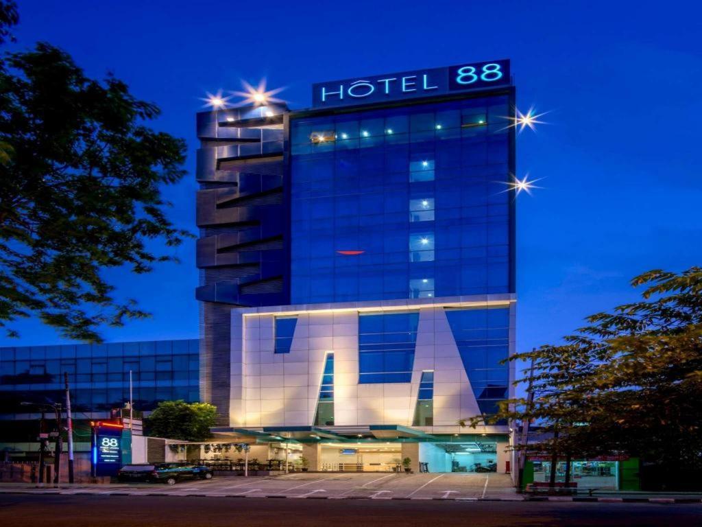 Hotel 88 Grogol By Wh Jakarta Eksteriør billede